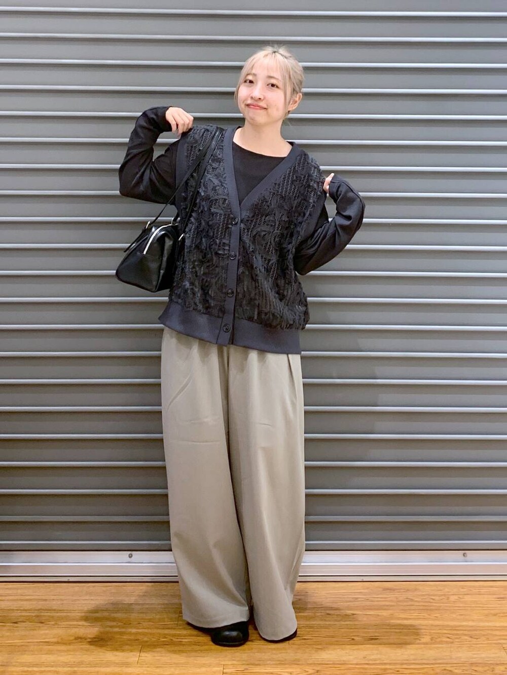 ベージュ系のスラックス、ブラック系のその他シューズ、ブラック系のボストンバッグを着用したレディースの秋コーディネートの5枚目の写真