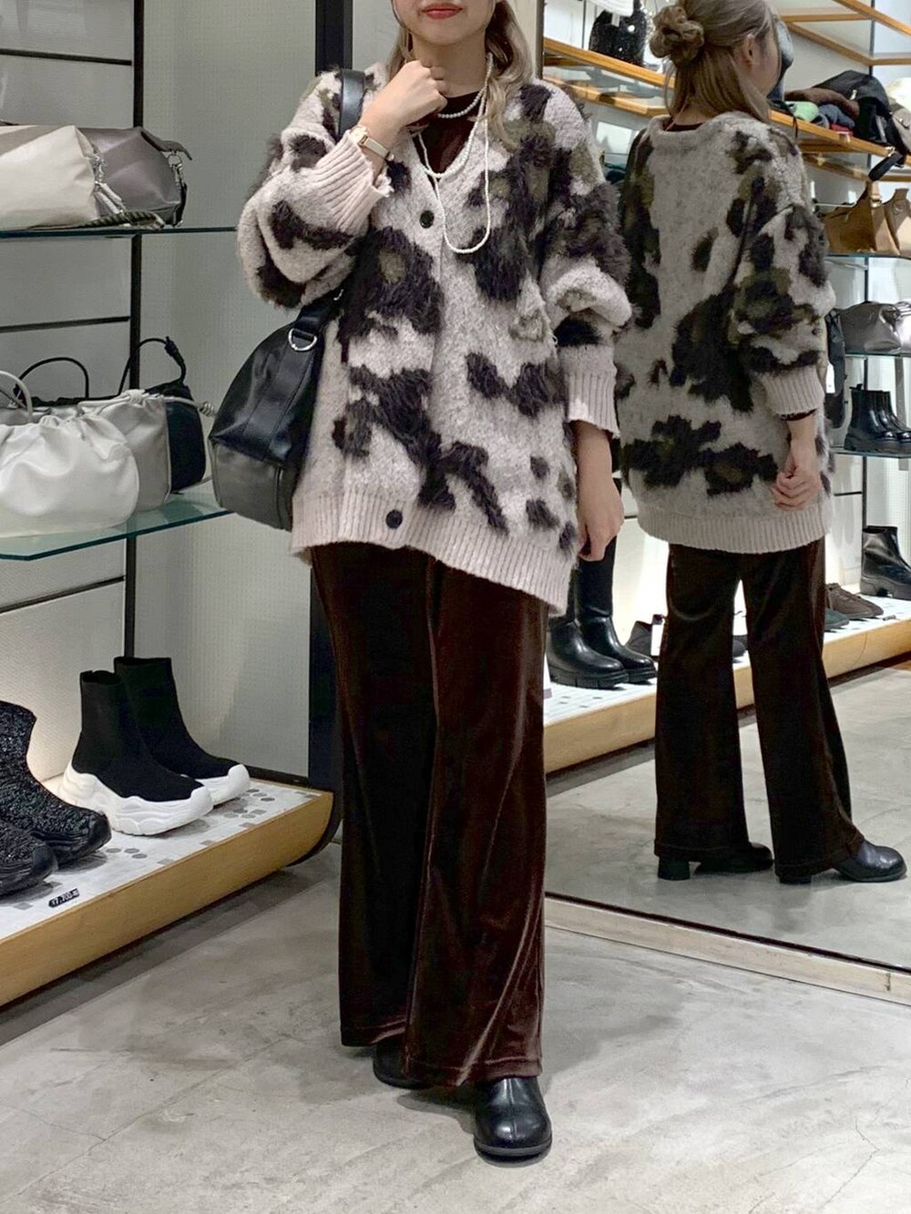 ブラック系のショルダーバッグ、ブラウン系のその他パンツ、ブラック系のブーツを着用したレディースの冬コーディネートの4枚目の写真