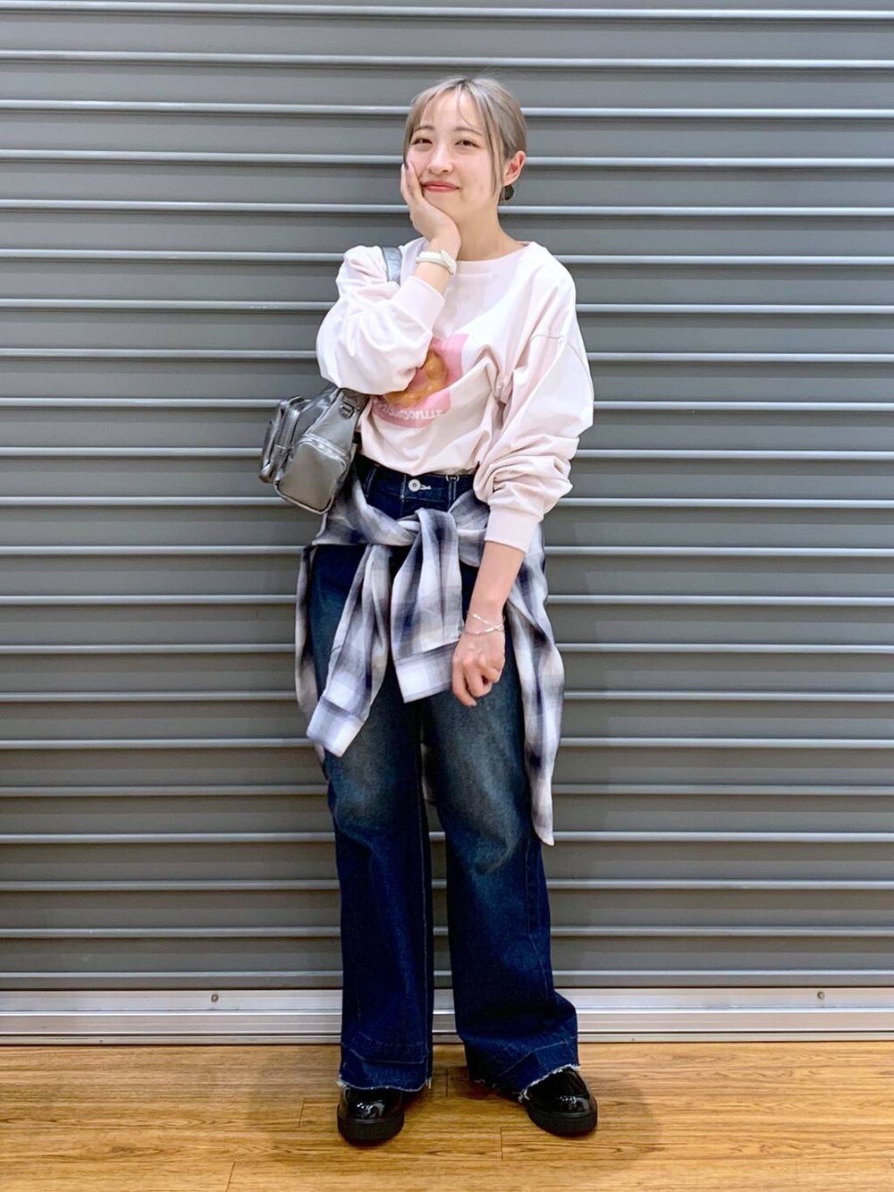 ブルー系のデニムパンツ、ブルー系のシャツ/ブラウス、その他のショルダーバッグを着用したレディースの冬コーディネートの3枚目の写真