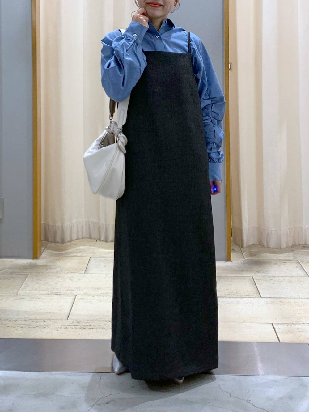 ブルー系のシャツ/ブラウス、ホワイト系のショルダーバッグ、ブラック系のワンピースを着用したレディースの春コーディネートの6枚目の写真