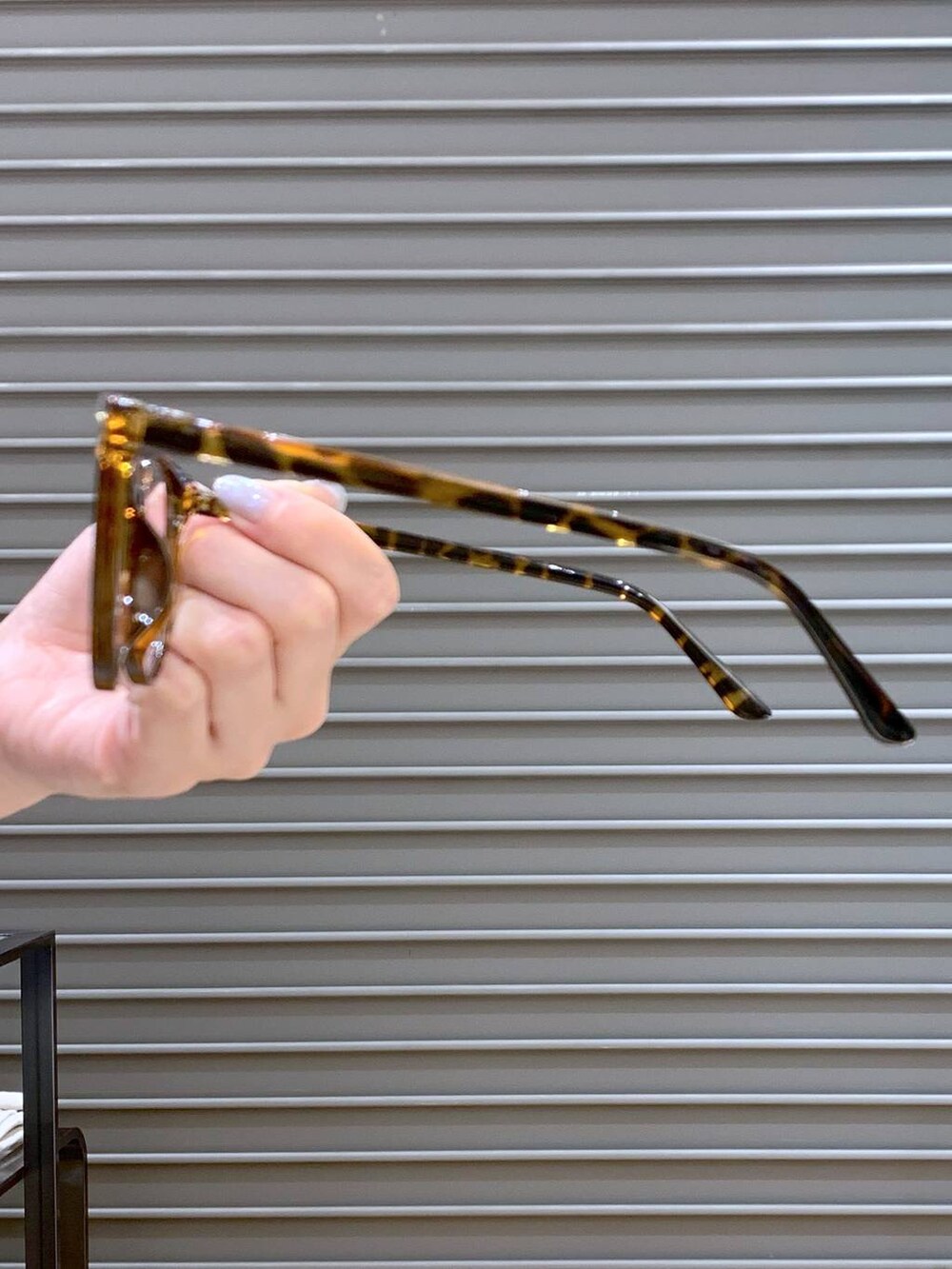 ブラック系のタンクトップ、ブラック系のショルダーバッグ、ベージュ系のその他パンツを着用したレディースの夏コーディネートの4枚目の写真