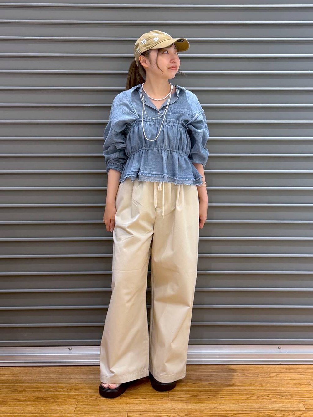 ホワイト系のサンダル、ブルー系のシャツ/ブラウス、ホワイト系のその他パンツを着用したレディースの春コーディネートの5枚目の写真