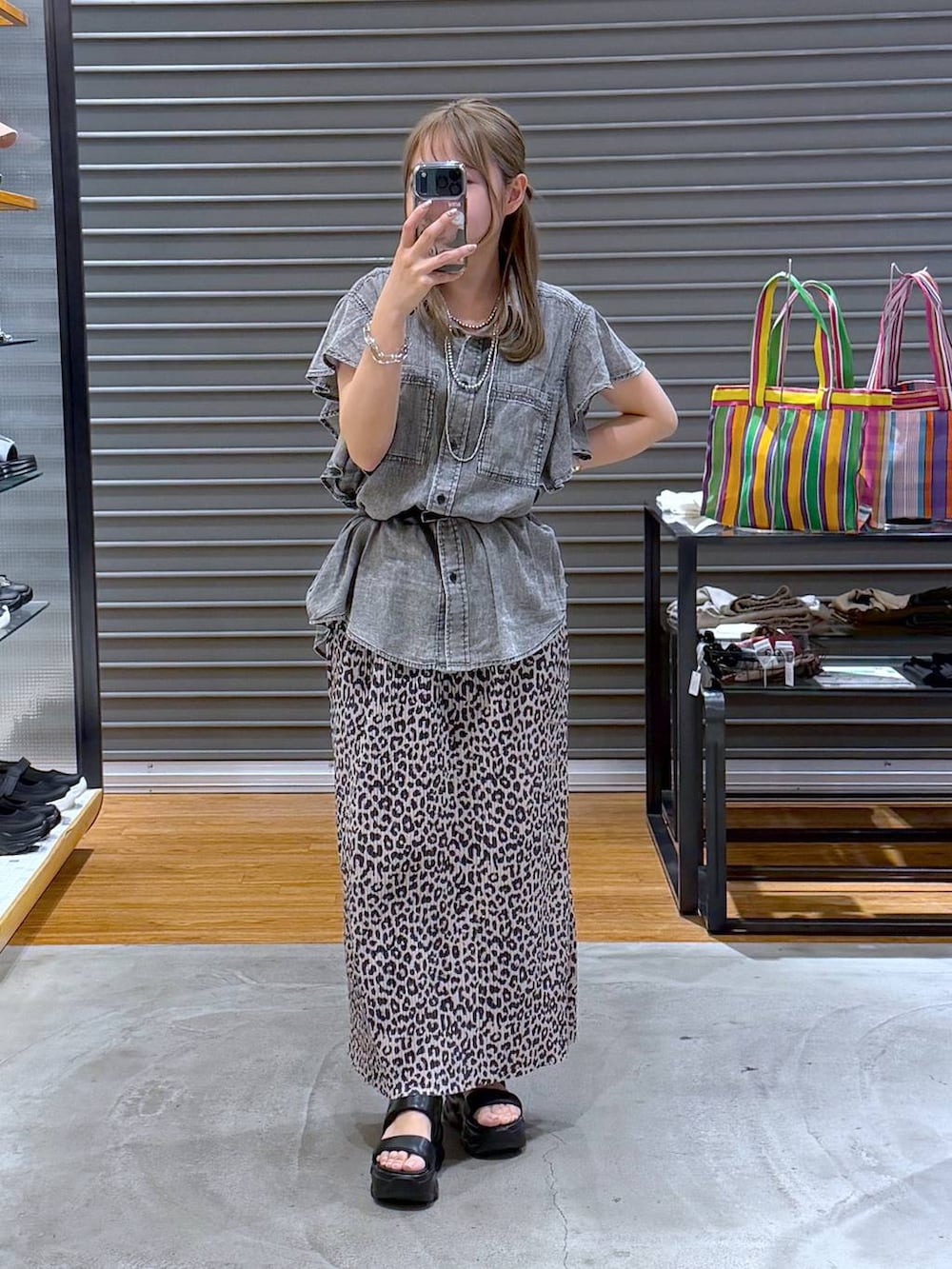 その他のスカート、グレー系のシャツ/ブラウス、シルバー系のネックレスを着用したレディースの夏コーディネートの4枚目の写真