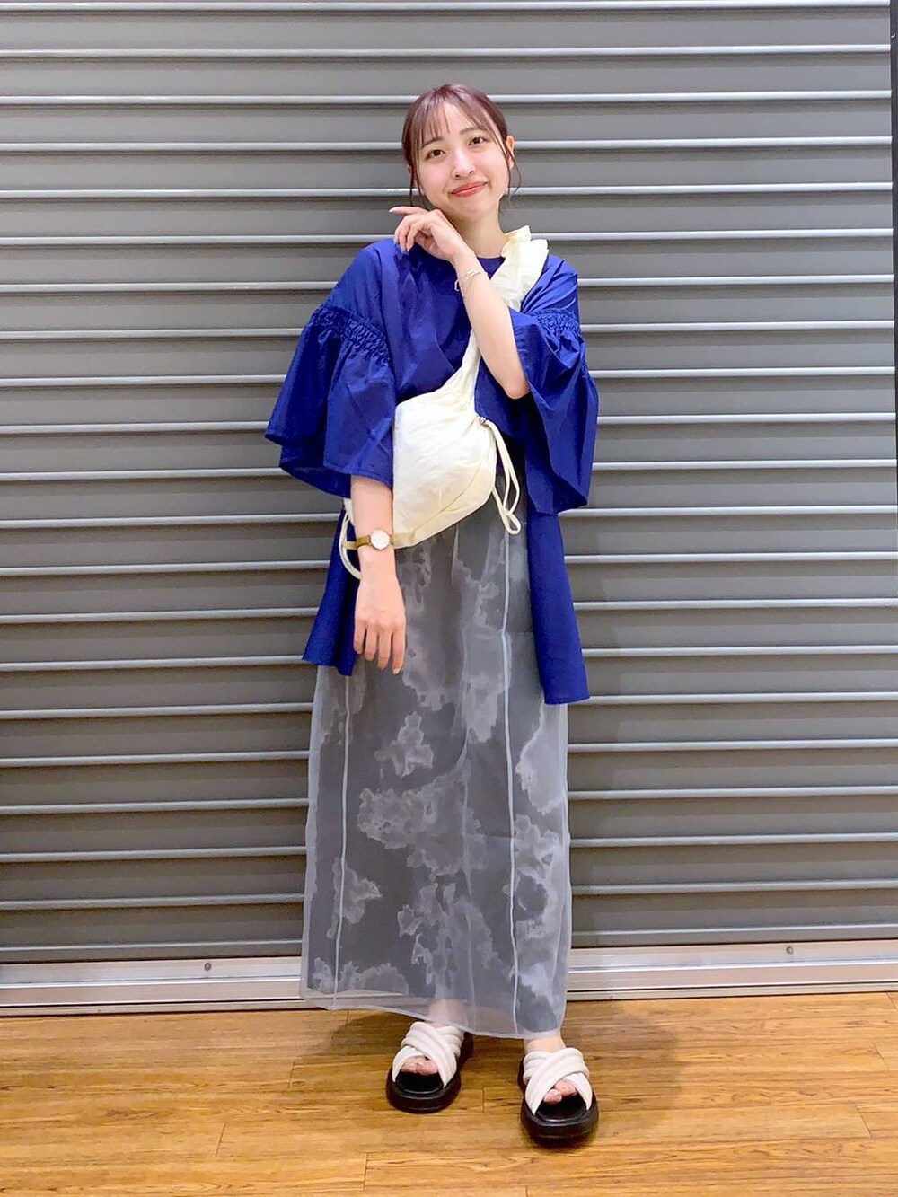 ブルー系のTシャツ/カットソー、ホワイト系のサンダル、ホワイト系のショルダーバッグを着用したレディースの夏コーディネートの6枚目の写真