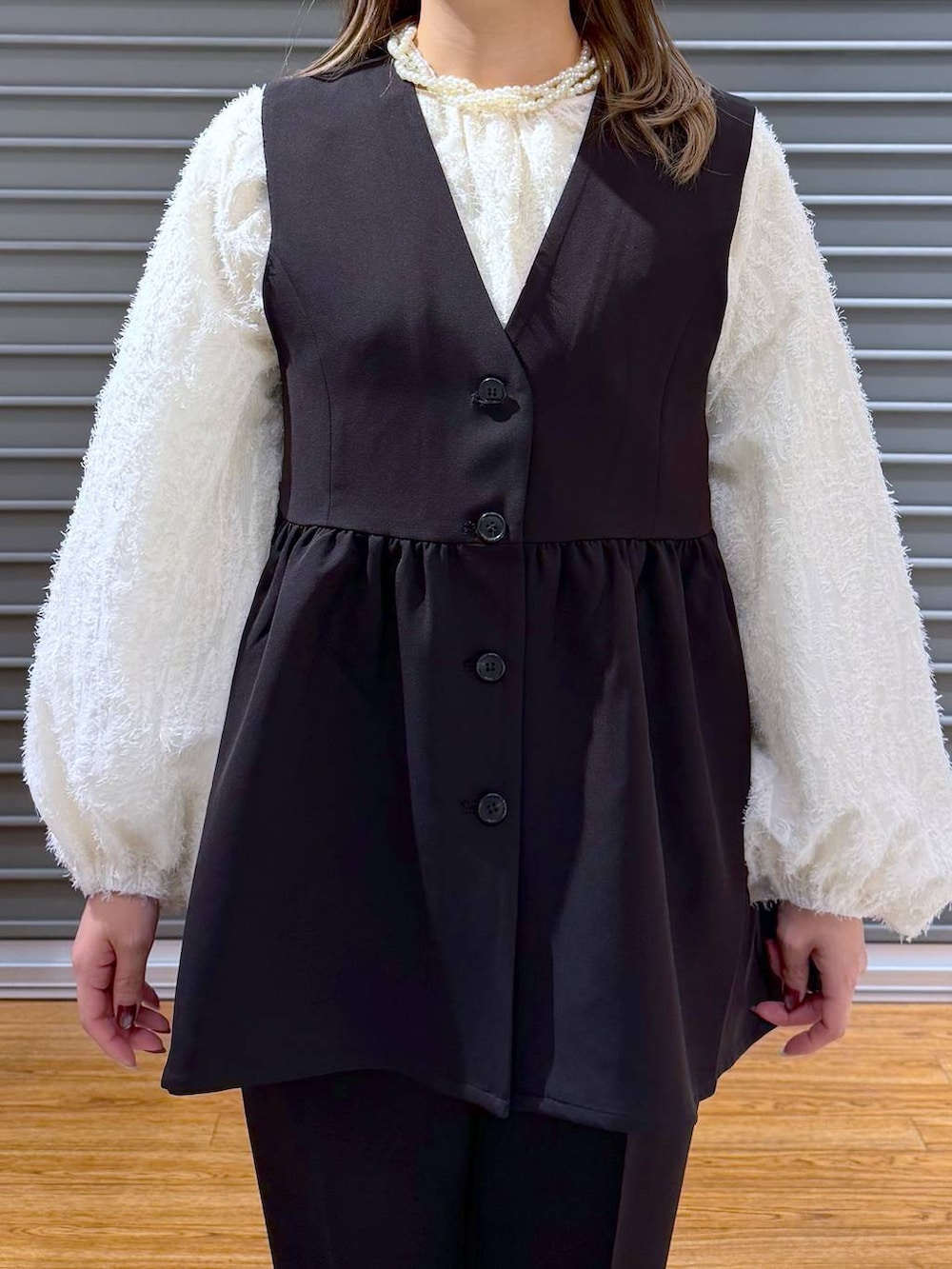 ブラック系のその他パンツ、ブラック系のその他アウター、ベージュ系のシャツ/ブラウスを着用したレディースの冬コーディネートの4枚目の写真