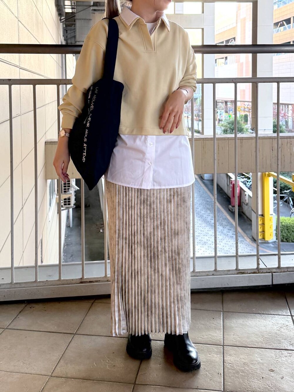 ホワイト系のスカートを着用したレディースの冬コーディネートの5枚目の写真