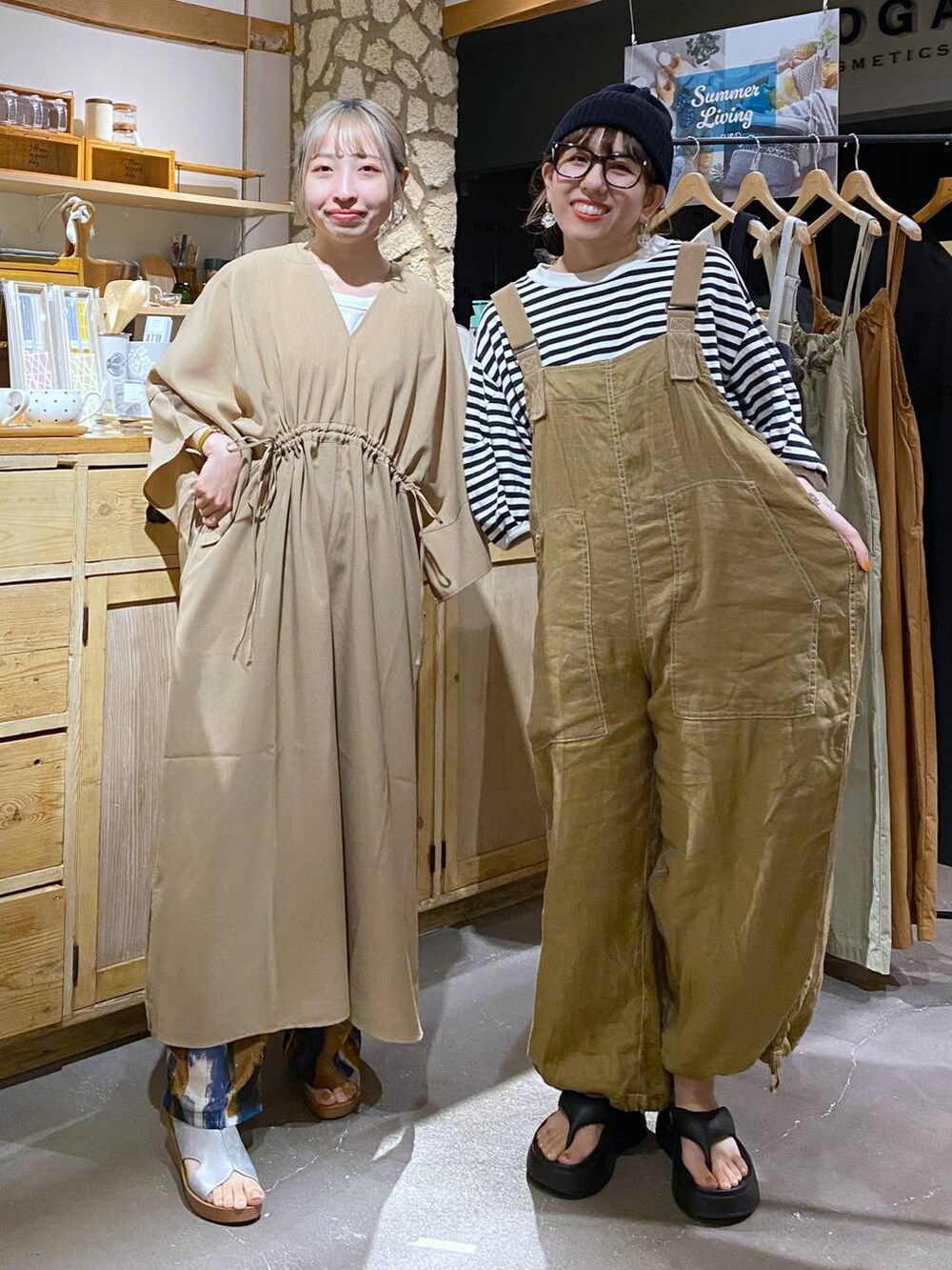 ブラック系のサンダル、ベージュ系のワンピース、ブルー系のその他パンツを着用したレディースの春コーディネートの4枚目の写真