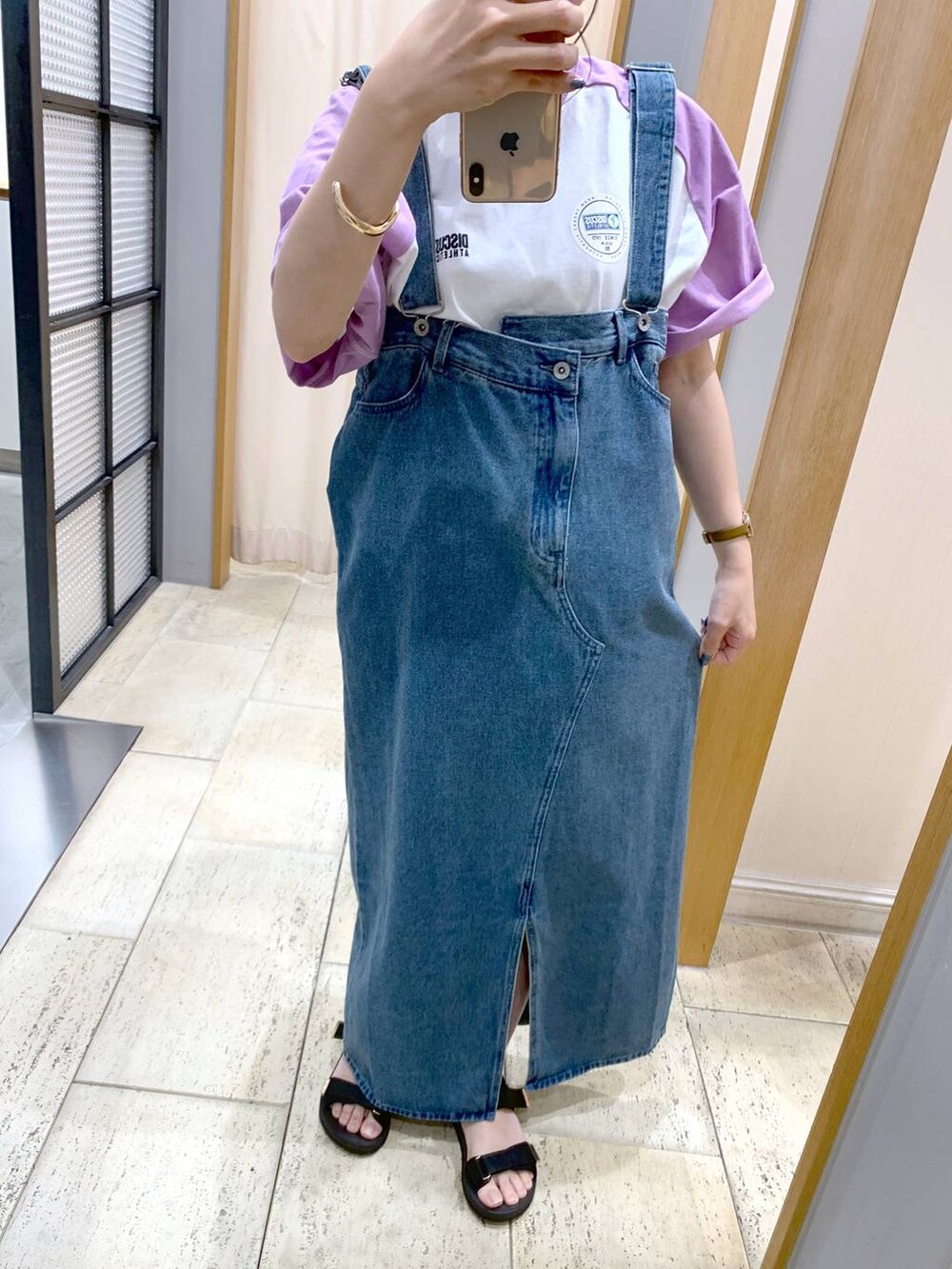 パープル系のTシャツ/カットソー、ブルー系のジャンパースカートを着用したレディースの夏コーディネートの3枚目の写真