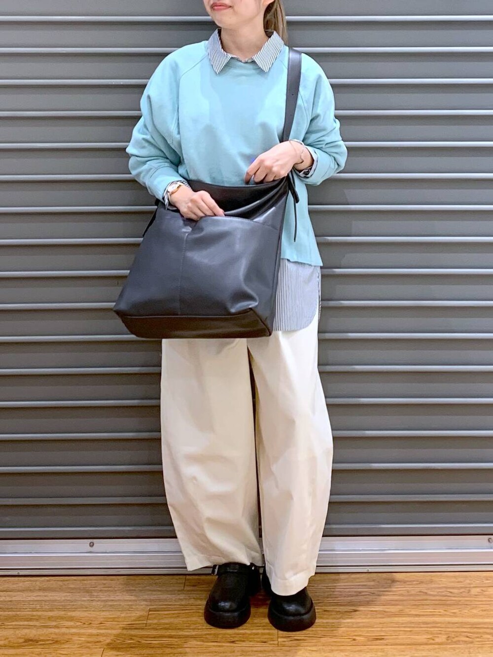 ブラック系のサンダル、ホワイト系のその他パンツ、グレー系のショルダーバッグを着用したレディースの秋コーディネートの4枚目の写真