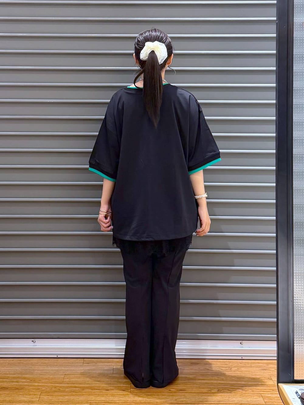 ブラック系のTシャツ/カットソー、グレー系のTシャツ/カットソー、ブラック系のショルダーバッグを着用したレディースの夏コーディネートの2枚目の写真