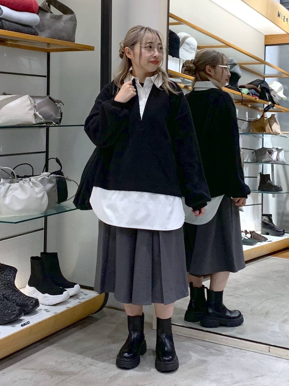 ブラック系のブーツ、ブラック系のトートバッグ、グレー系のその他パンツを着用したレディースの冬コーディネートの5枚目の写真