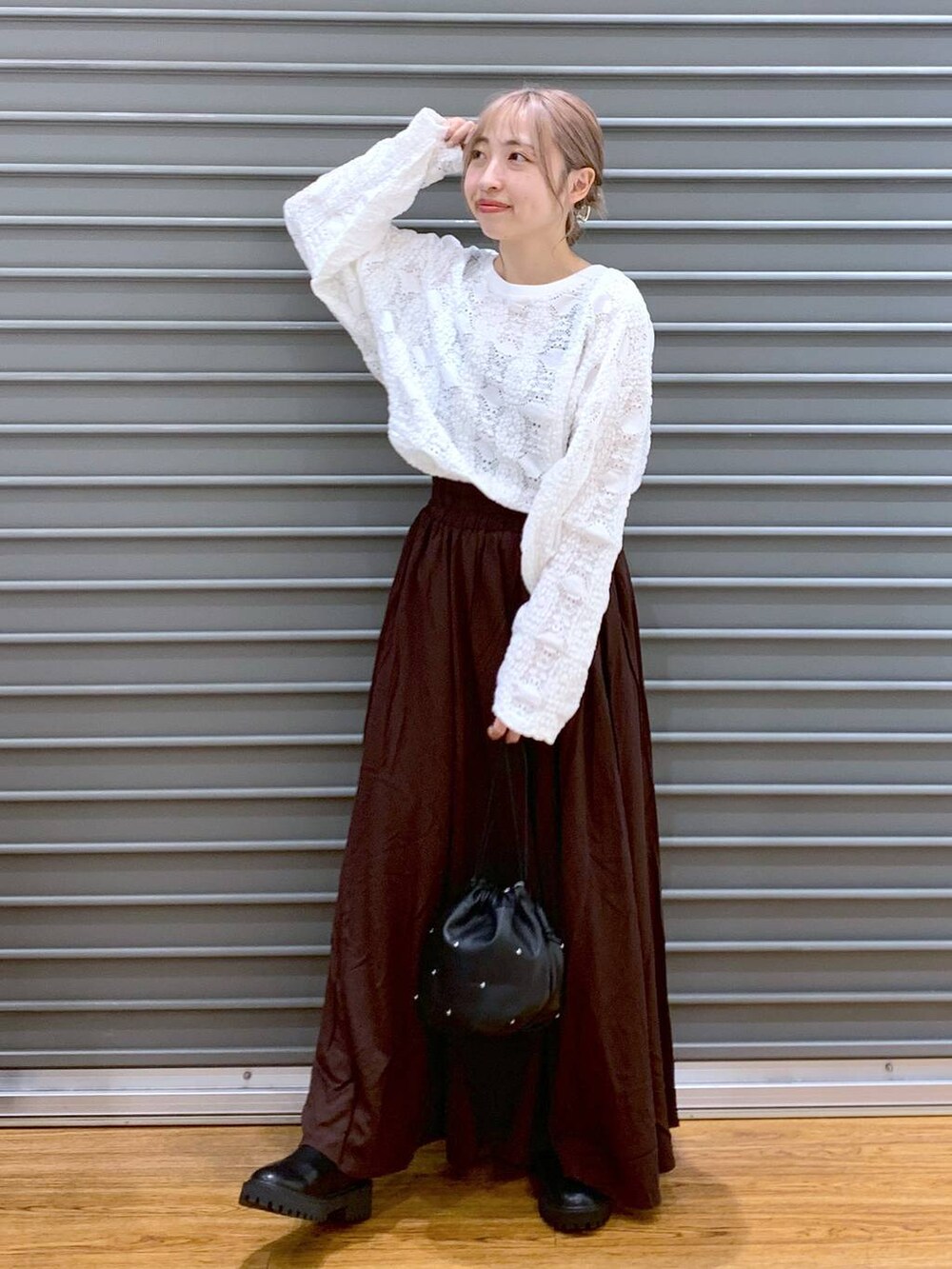 ホワイト系のTシャツ/カットソー、ブラウン系のスカート、ブラック系のショルダーバッグを着用したレディースの秋コーディネートの5枚目の写真