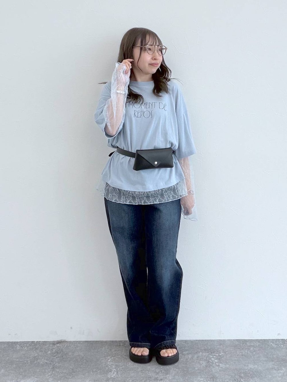 ブラック系のサンダル、ブルー系のデニムパンツ、ブルー系のTシャツ/カットソーを着用したレディースの秋コーディネートの2枚目の写真