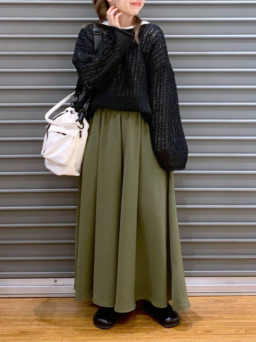 ホワイト系のショルダーバッグ、ブラック系のサンダル、グリーン系のその他パンツを着用したレディースの春コーディネートの3枚目の写真