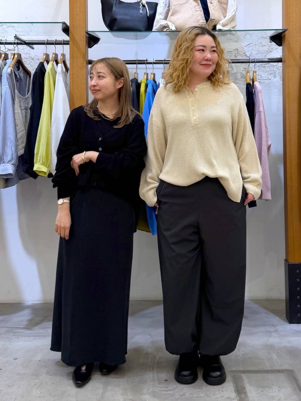 ブラック系のサンダル、グレー系のその他パンツ、ブラック系のスカートを着用したレディースの春コーディネートの4枚目の写真