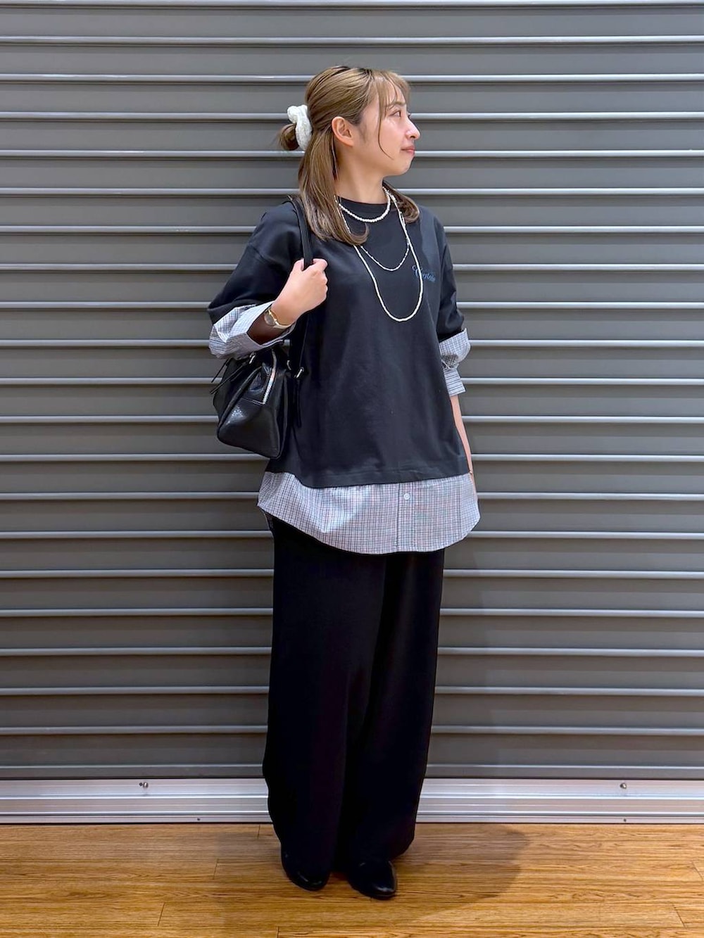 ブラック系のボストンバッグ、ブラック系のその他パンツ、ブラック系のパンプスを着用したレディースの春コーディネートの5枚目の写真