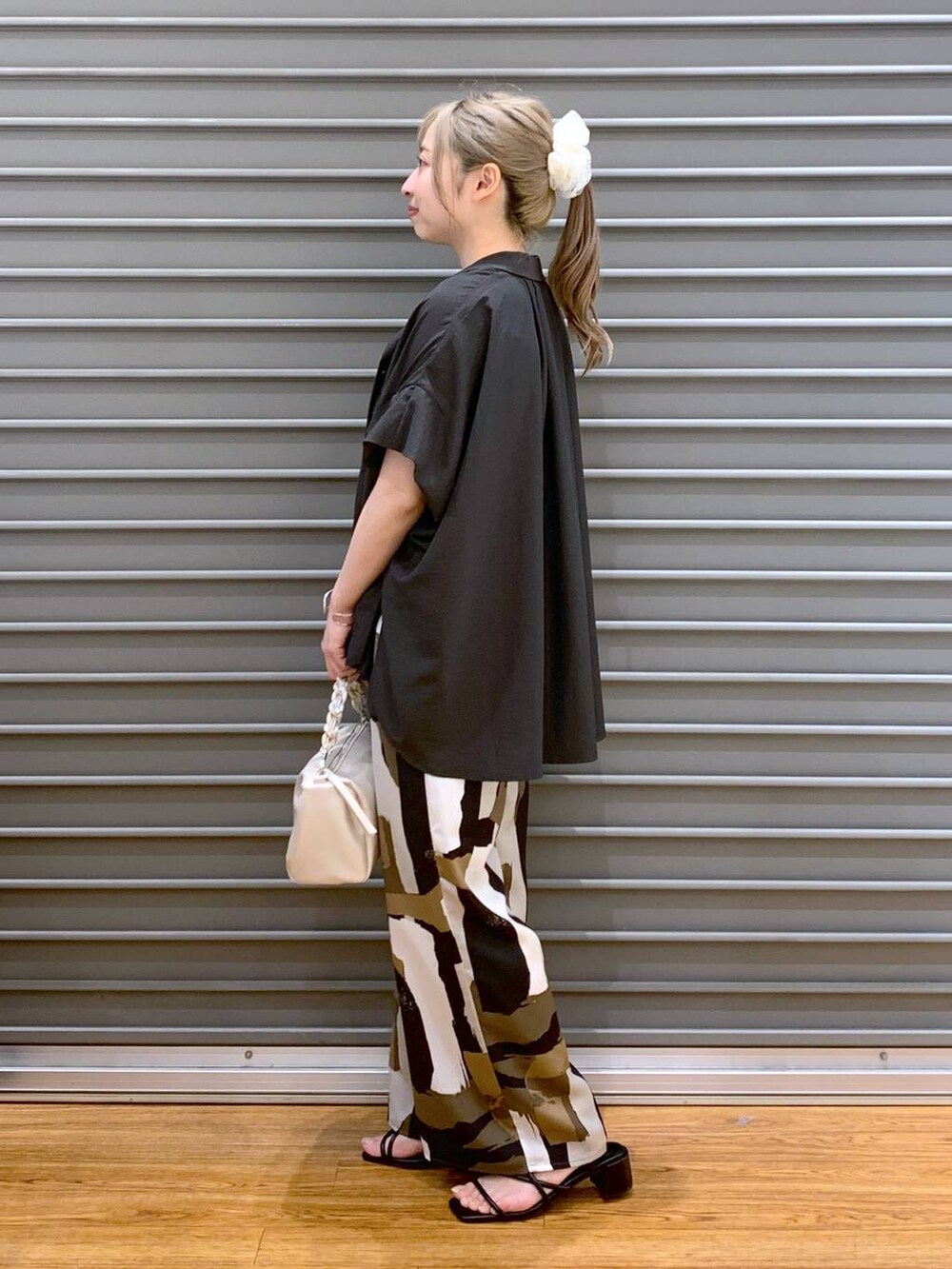 「ゆったり、ワイドパンツ、シャツ、デート/ロマンティック、旅行、女子会、ベーシック/シンプル、20代_LEPSIM、サンダル、おでかけ、低身長、カジュアル、きれいめ、休日コーデ、楽ちんコーデ」｜「LEPSIMのサラキレ5分袖ポンチョ　242899（シャツ/ブラウス、グレー系）」を使った、daharalepsimさん（レディース・151cm）の夏コーディネートの3枚目の写真