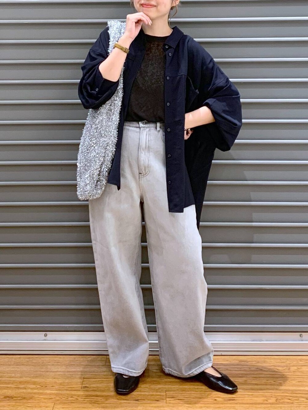 ブラック系のTシャツ/カットソー、シルバー系のショルダーバッグ、ブラック系のパンプスを着用したレディースの秋コーディネートの4枚目の写真