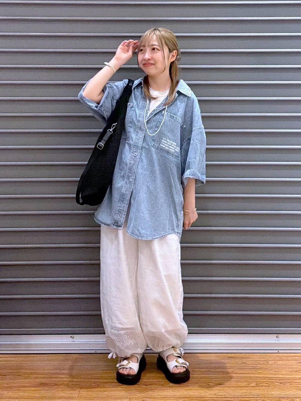 ホワイト系のその他パンツ、ホワイト系のサンダル、ホワイト系のタンクトップを着用したレディースの夏コーディネートの6枚目の写真