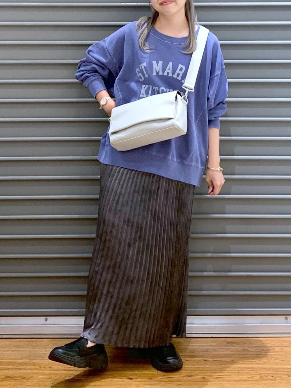 グレー系のショルダーバッグ、ブラック系のスニーカー、グレー系のスカートを着用したレディースの秋コーディネートの5枚目の写真