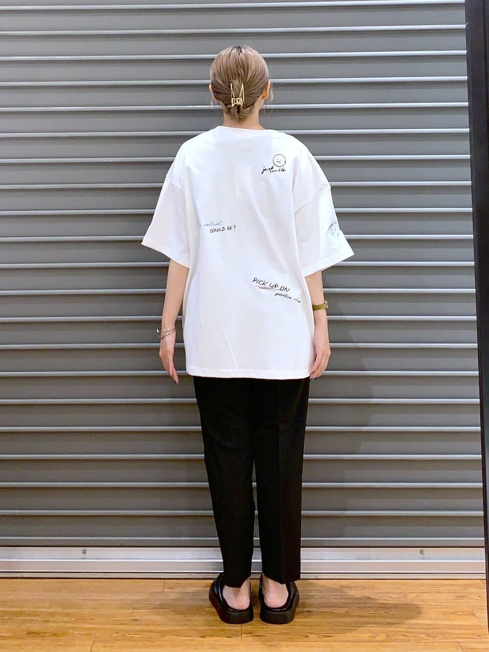 ブラック系のショルダーバッグ、ブラック系のその他パンツ、ブラック系のサンダルを着用したレディースの夏コーディネートの2枚目の写真