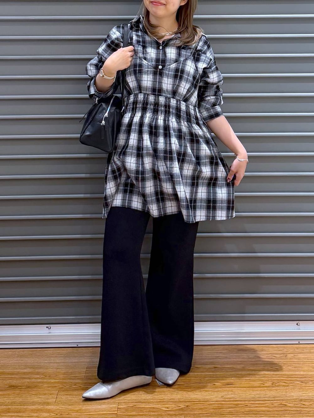 ブラック系のボストンバッグ、シルバー系のパンプス、ブラック系のスウェットパンツを着用したレディースの春コーディネートの4枚目の写真