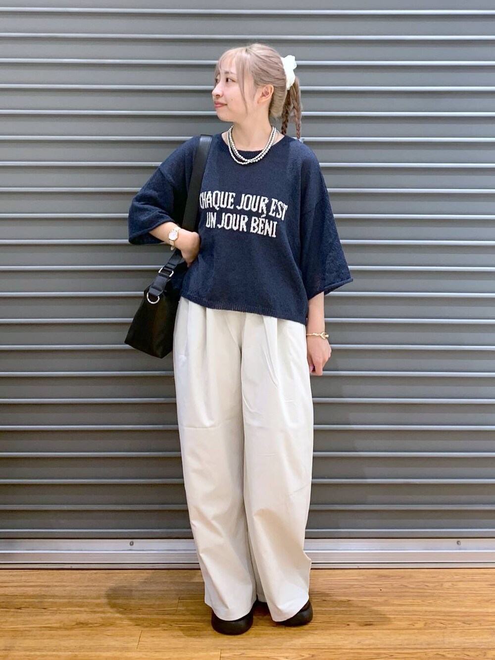 ホワイト系のその他パンツ、ブラック系のショルダーバッグ、ブルー系のニット/セーターを着用したレディースの夏コーディネートの4枚目の写真