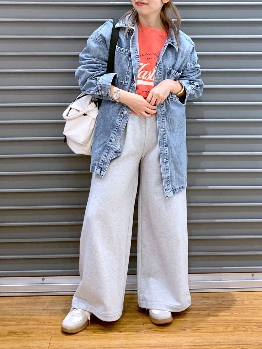 「低身長、カジュアル、きれいめ、休日コーデ、楽ちんコーデ、きれいめカジュアル_LEPSIM、体型カバー、ラフ、LEPSIM、着痩せ・細見え、ゆったり、20代_LEPSIM、低身長_LEPSIM、スウェット、シャツ」｜「LEPSIMの2WAY巾着ショルダー2　116580（ショルダーバッグ、ホワイト系）」を使った、daharalepsimさん（レディース・151cm）の冬コーディネートの7枚目の写真