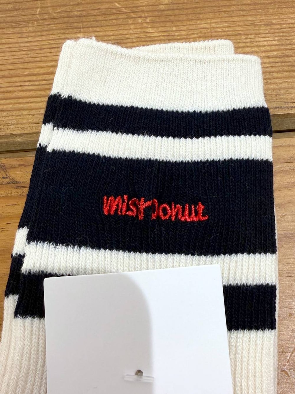 ベージュ系のキャップ、ブルー系のキャップ、レッド系のキャップを着用したレディースの冬コーディネートの3枚目の写真