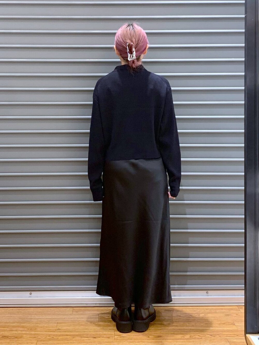 ブラック系のブーツ、ブラック系のカーディガン/ボレロ、ブラック系のスカートを着用したレディースの秋コーディネートの2枚目の写真