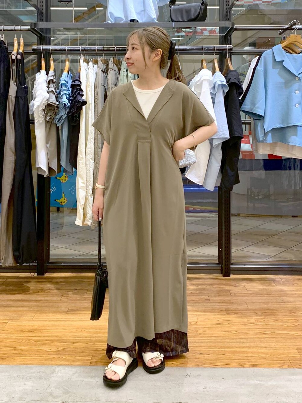 ブラウン系のワンピース、ホワイト系のタンクトップ、ブラウン系のその他パンツを着用したレディースの夏コーディネートの6枚目の写真