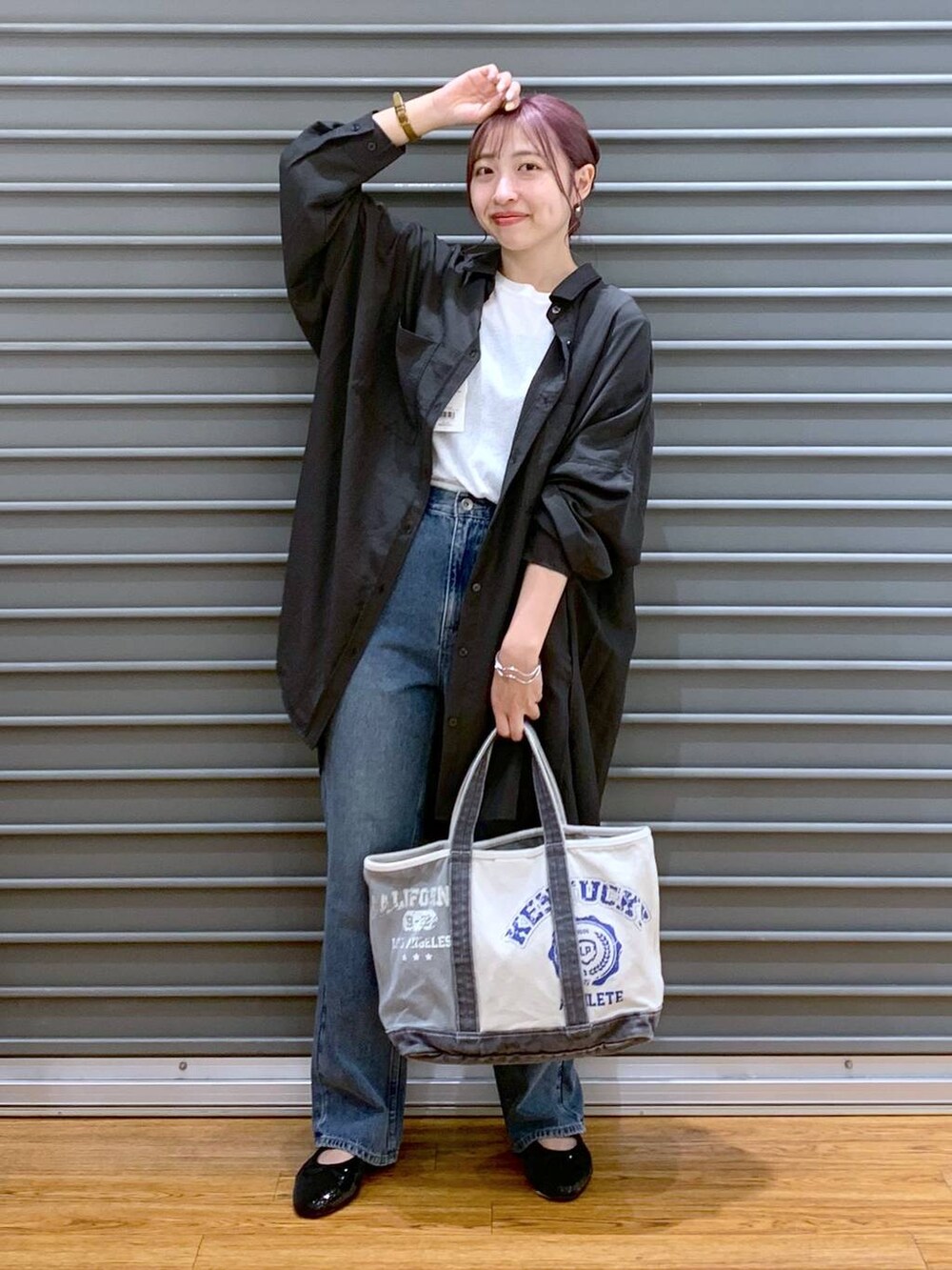 ホワイト系のTシャツ/カットソー、ブルー系のトートバッグ、ブラック系のパンプスを着用したレディースの秋コーディネートの3枚目の写真