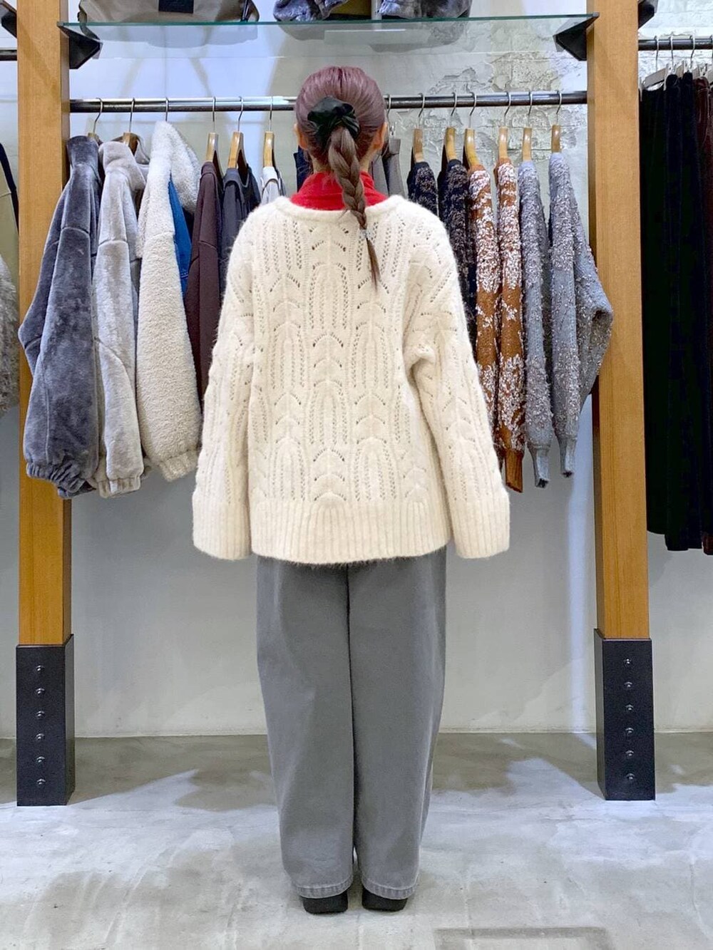 ブラック系のブーツ、ブラック系のショルダーバッグ、グレー系のその他アウターを着用したレディースの冬コーディネートの3枚目の写真