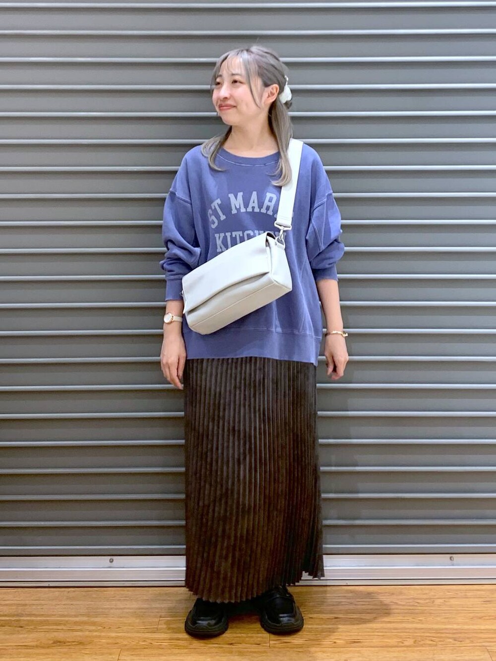 グレー系のショルダーバッグ、ブラック系のスニーカー、グレー系のスカートを着用したレディースの秋コーディネートの6枚目の写真