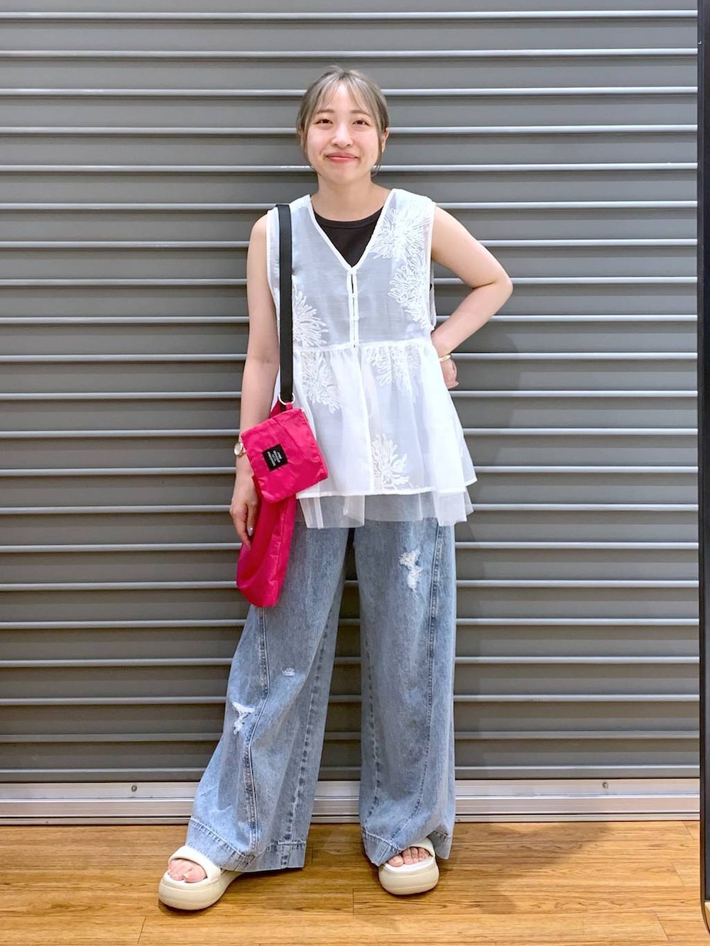 ブラック系のタンクトップ、ブルー系のデニムパンツ、ホワイト系のシャツ/ブラウスを着用したレディースの夏コーディネートの5枚目の写真