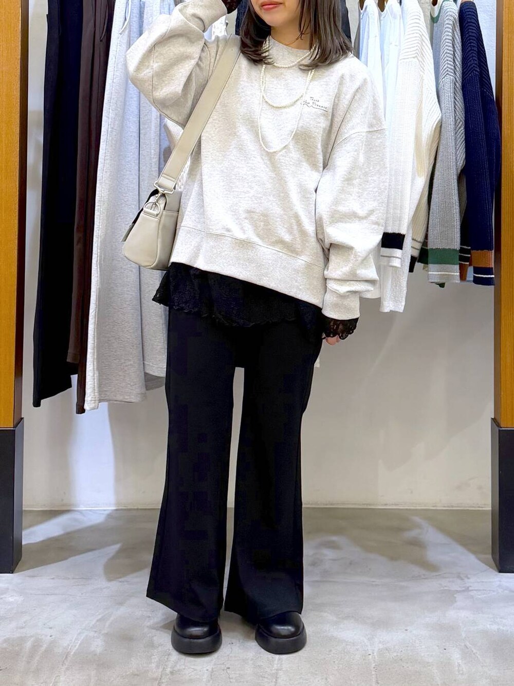 グレー系のショルダーバッグ、ブラック系のサンダル、ブラック系のその他パンツを着用したレディースの冬コーディネートの4枚目の写真