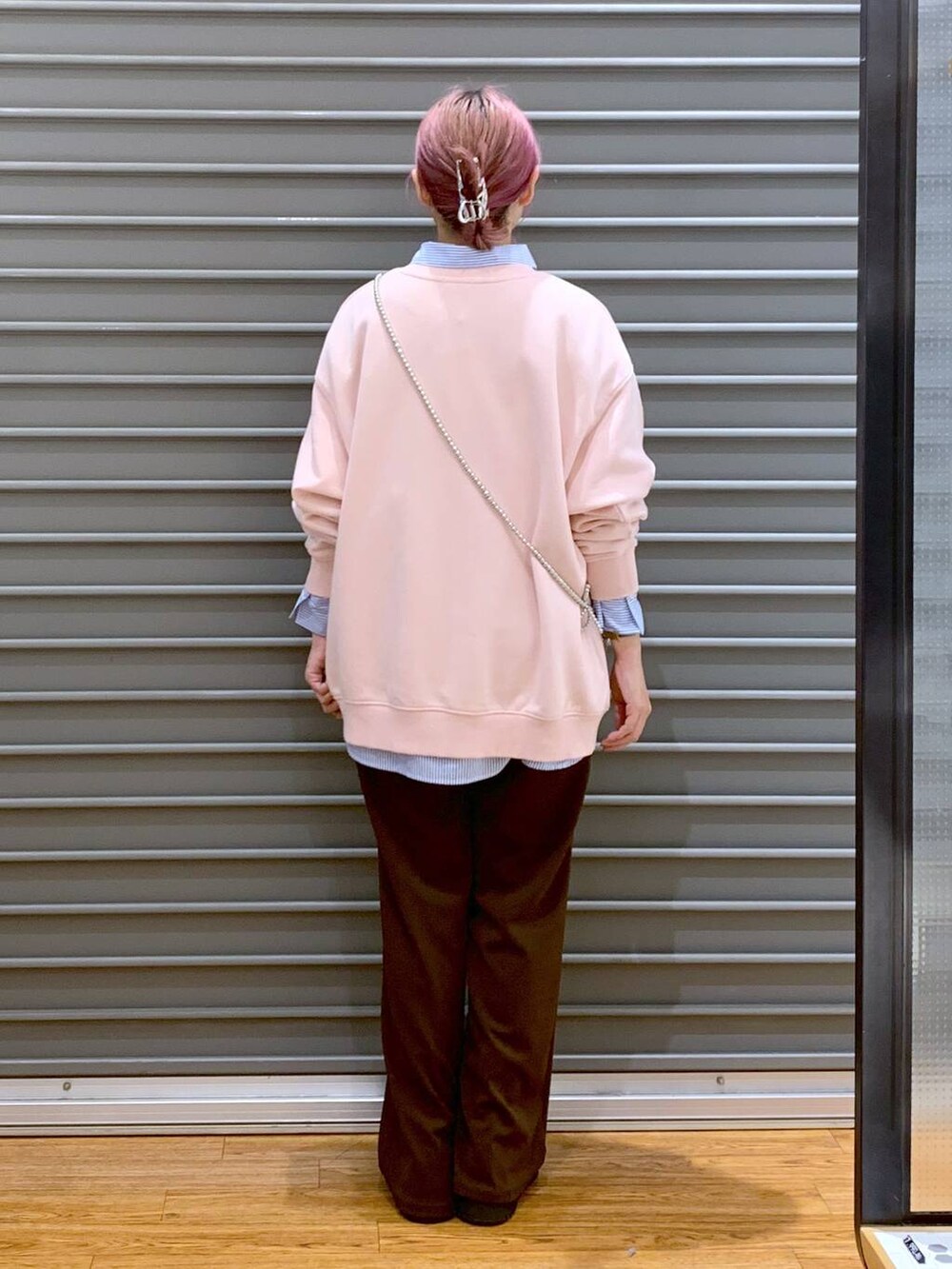 ブラック系のブーツ、ブルー系のシャツ/ブラウス、ブラウン系のスラックスを着用したレディースの秋コーディネートの2枚目の写真