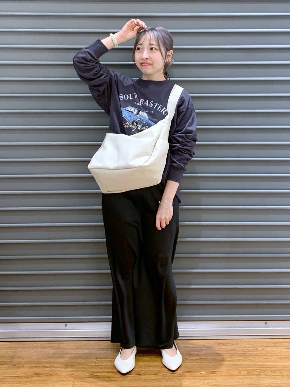 ブラック系のスカート、ホワイト系のパンプス、グレー系のTシャツ/カットソーを着用したレディースの春コーディネートの3枚目の写真