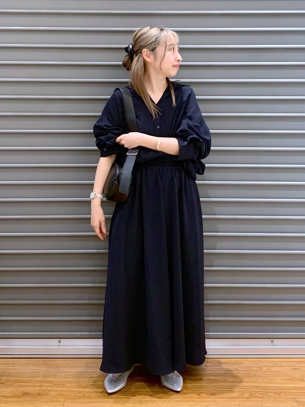 ブルー系のその他パンツ、ブルー系のシャツ/ブラウス、シルバー系のパンプスを着用したレディースの春コーディネートの3枚目の写真