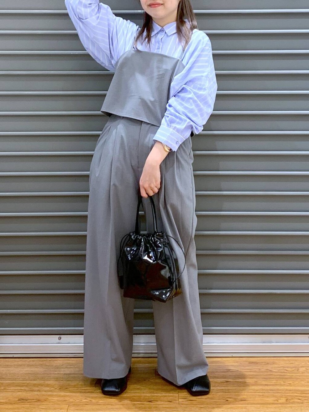 ブルー系のシャツ/ブラウス、グレー系のその他パンツ、ブラック系のパンプスを着用したレディースの春コーディネートの4枚目の写真