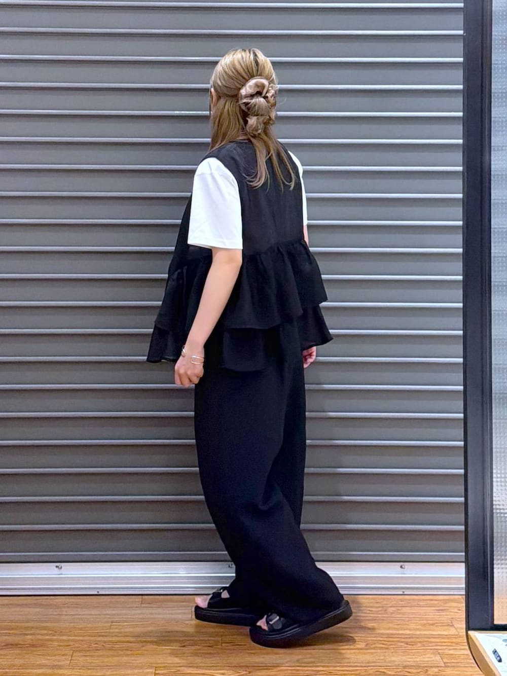 ブラック系のサンダル、ブラック系のその他パンツ、ブラック系のボストンバッグを着用したレディースの春コーディネートの3枚目の写真