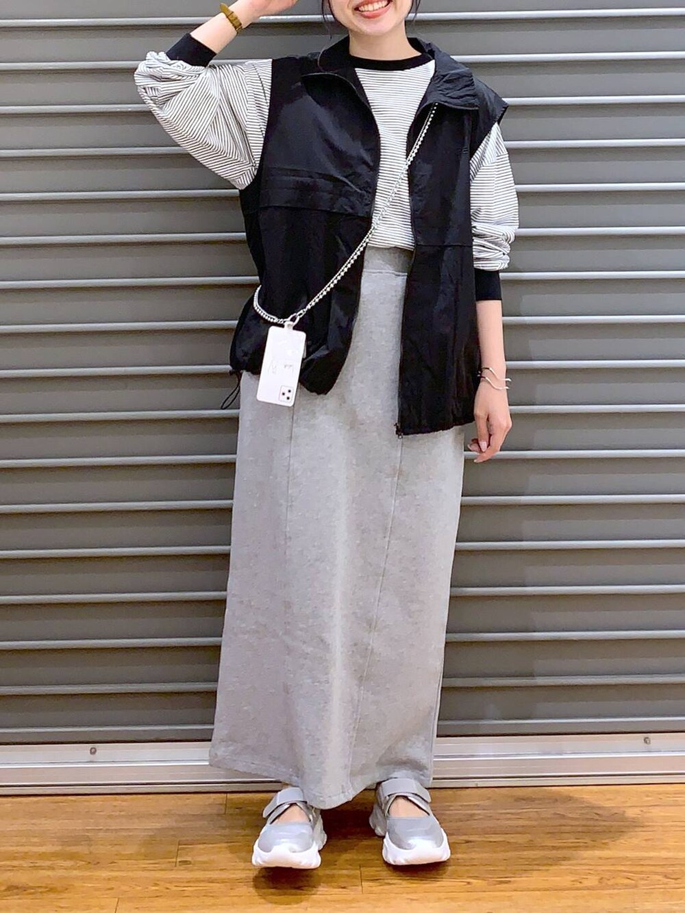 ブラック系のベスト、シルバー系のサンダル、グレー系のTシャツ/カットソーを着用したレディースの春コーディネートの6枚目の写真