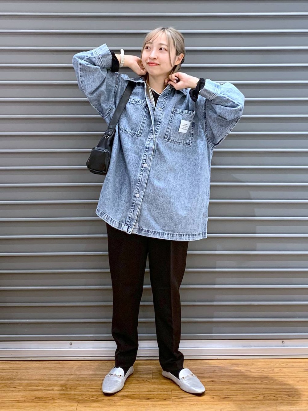 ブラック系のTシャツ/カットソー、ブラック系のスーツパンツ、シルバー系のローファーを着用したレディースの冬コーディネートの9枚目の写真