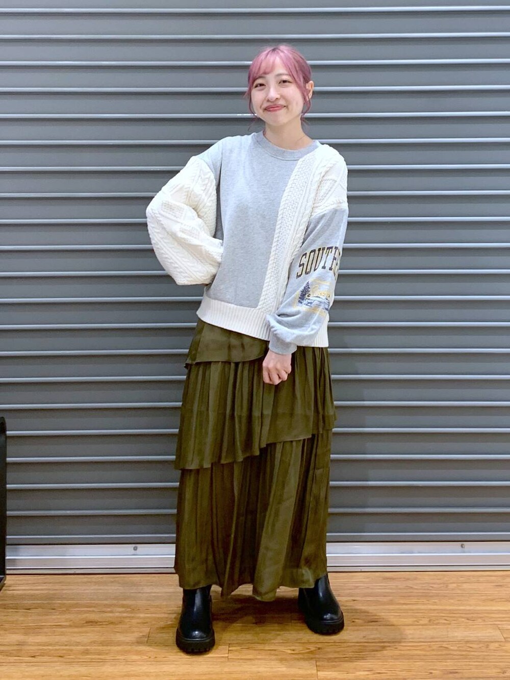 ホワイト系のショルダーバッグ、ブラック系のブーツ、グレー系のニット/セーターを着用したレディースの秋コーディネートの6枚目の写真