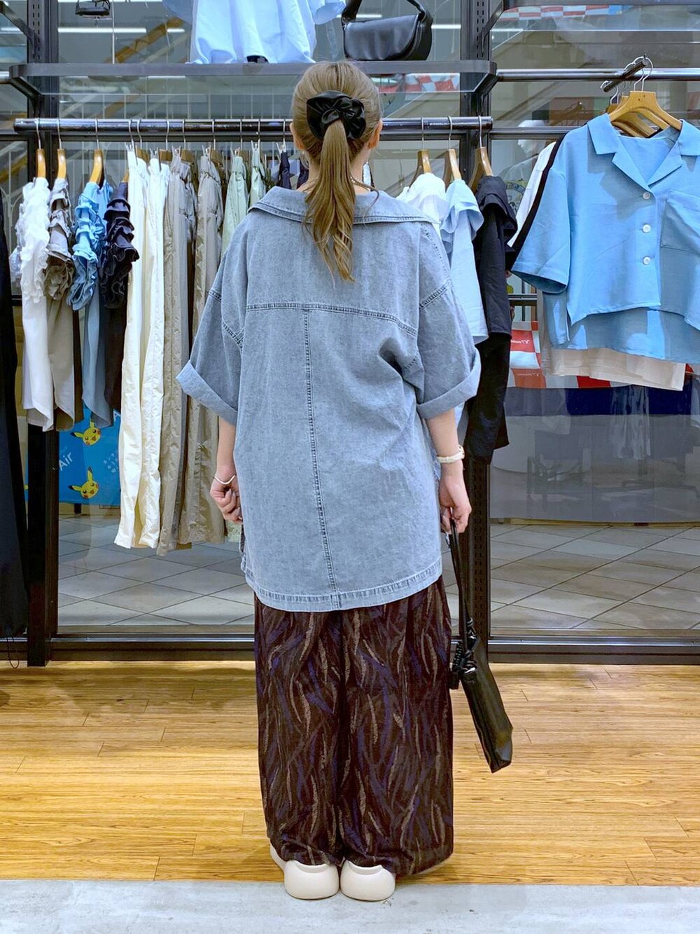 ブルー系のシャツ/ブラウス、ホワイト系のタンクトップ、ブラウン系のその他パンツを着用したレディースの夏コーディネートの2枚目の写真
