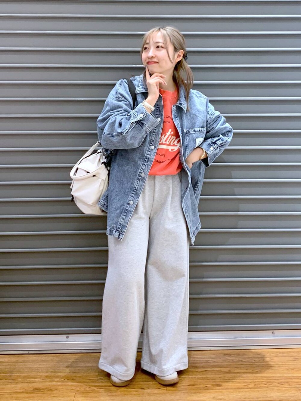 「低身長、カジュアル、きれいめ、休日コーデ、楽ちんコーデ、きれいめカジュアル_LEPSIM、体型カバー、ラフ、LEPSIM、着痩せ・細見え、ゆったり、20代_LEPSIM、低身長_LEPSIM、スウェット、シャツ」｜「LEPSIMの2WAY巾着ショルダー2　116580（ショルダーバッグ、ホワイト系）」を使った、daharalepsimさん（レディース・151cm）の冬コーディネートの6枚目の写真
