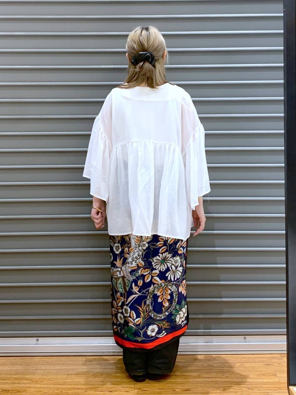 ホワイト系のシャツ/ブラウス、ホワイト系のタンクトップ、ブラック系のデニムパンツを着用したレディースの夏コーディネートの2枚目の写真