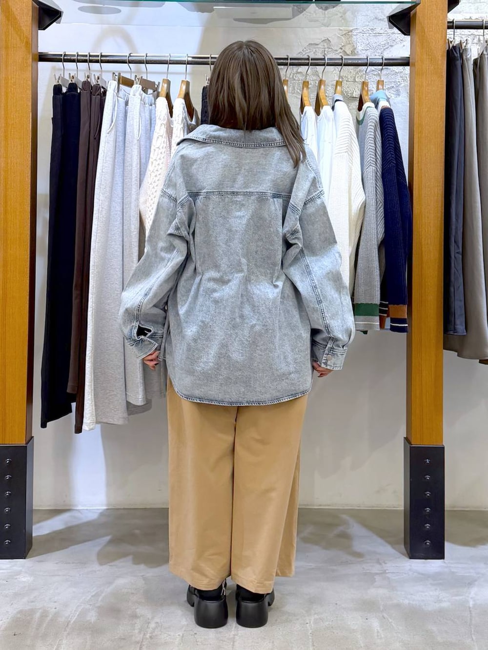 ブラック系のサンダル、ブルー系のシャツ/ブラウス、ブラック系のショルダーバッグを着用したレディースの冬コーディネートの2枚目の写真