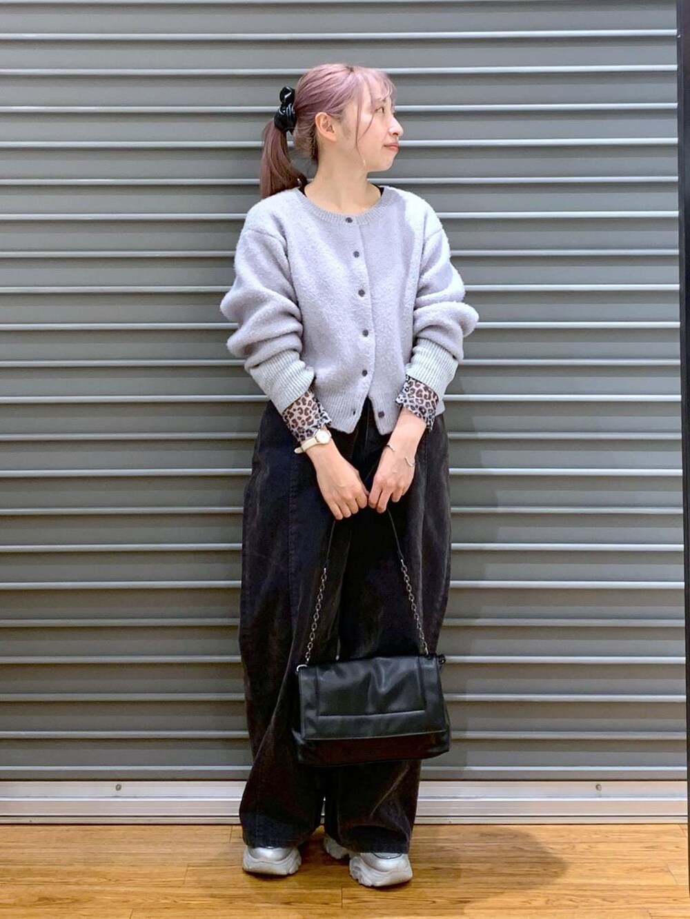 ブラック系のTシャツ/カットソー、ブラック系のショルダーバッグ、グレー系のデニムパンツを着用したレディースの冬コーディネートの4枚目の写真