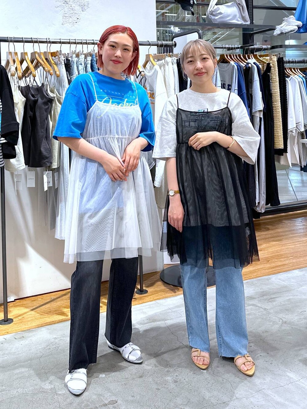 シルバー系のサンダル、ベージュ系のサンダル、グレー系のデニムパンツを着用したレディースの夏コーディネートの5枚目の写真